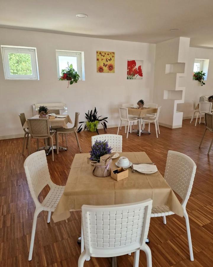 Bisus De Jara Hotel Tuili Buitenkant foto